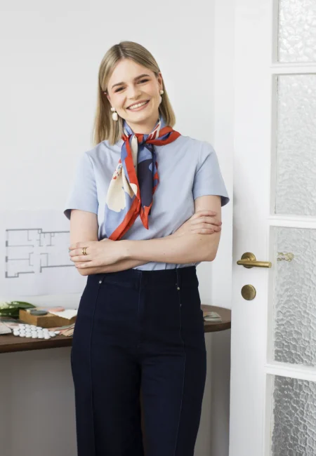 usmiechnieta projektantka architektka aleksandra w stylowej apaszce